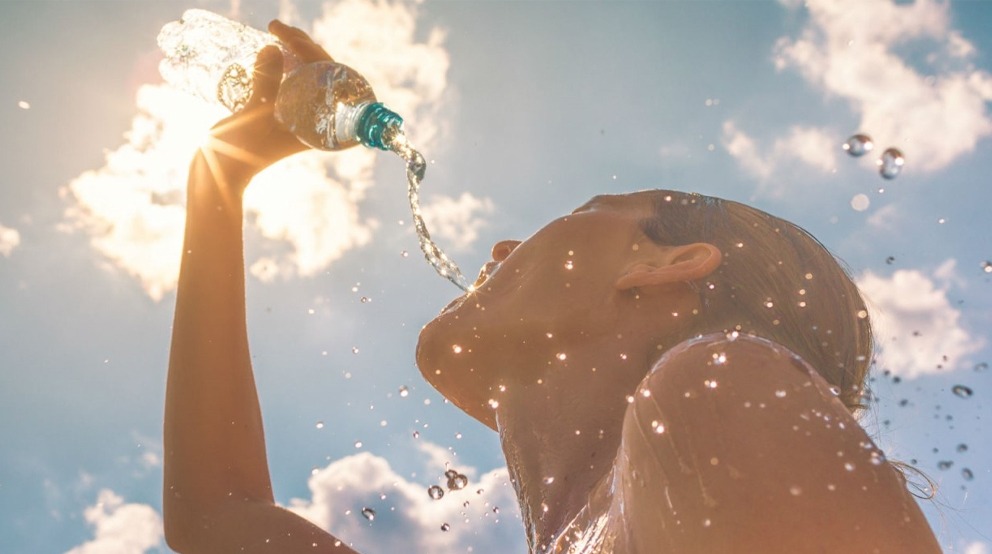 Especialistas de la salud alertan sobre riesgo de deshidratación frente a calor extremo