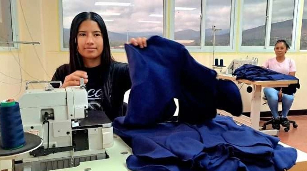 Emprendedores textiles confeccionan uniformes escolares en Lara